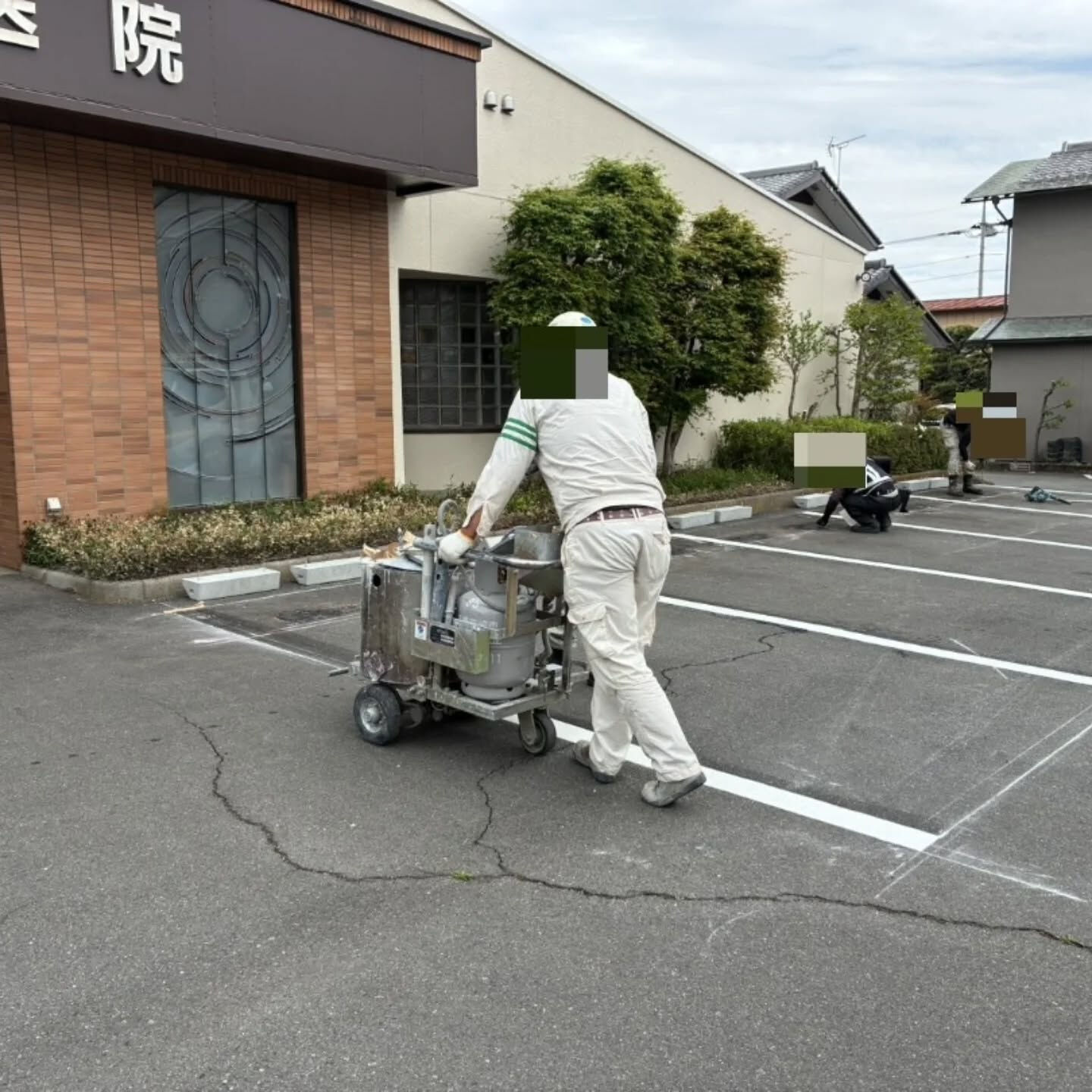 駐車場ライン引き　車止め　舗装補修工事