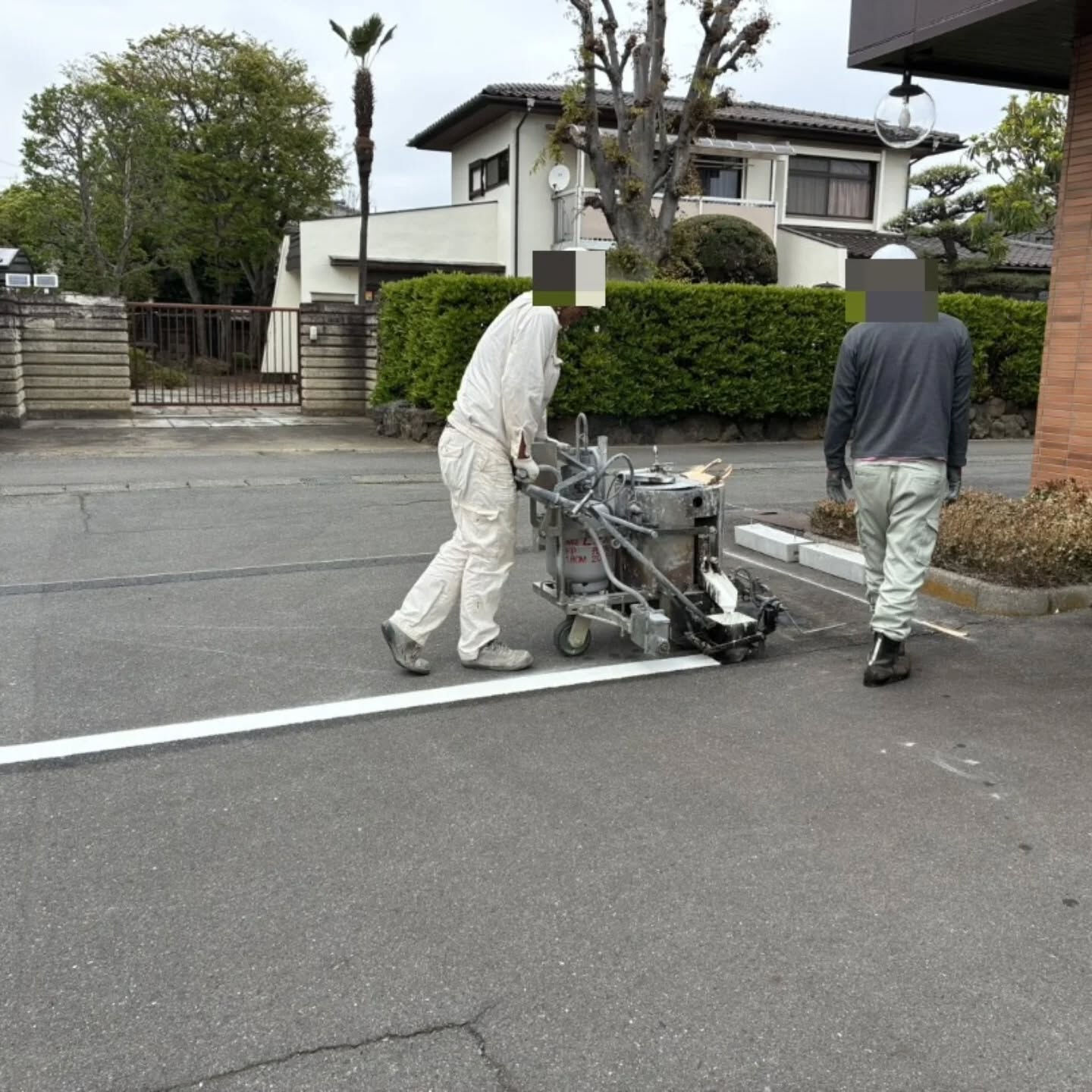 駐車場ライン引き　車止め　舗装補修工事